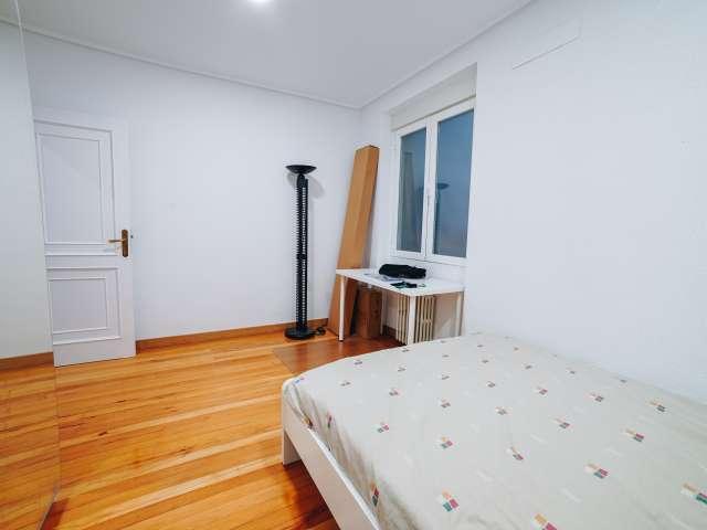 Se alquilan habitaciones en un apartamento de 7 dormitorios en Prosperidad, Madrid