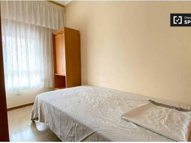 Se alquilan habitaciones en un apartamento de 4 dormitorios en Algirós