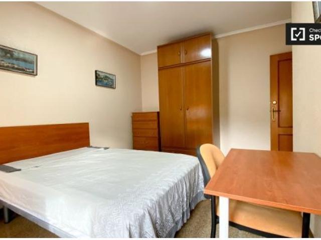 Se alquilan habitaciones en un apartamento de 4 dormitorios en Algirós