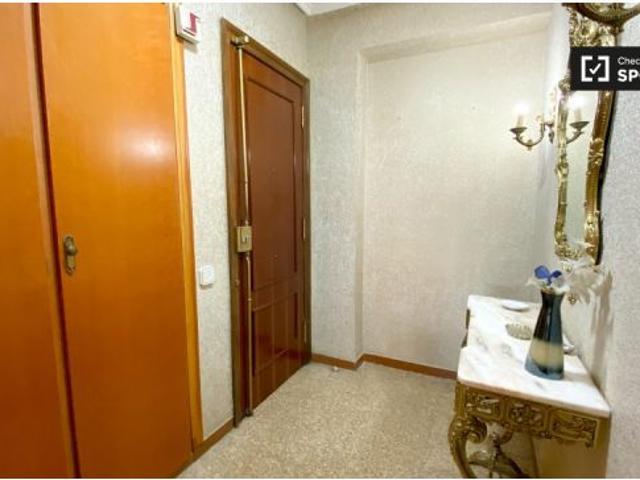 Se alquilan habitaciones en un apartamento de 4 dormitorios en Algirós