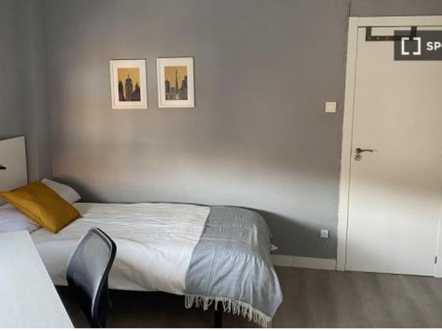 Se alquilan habitaciones en un apartamento de 4 dormitorios en Centro