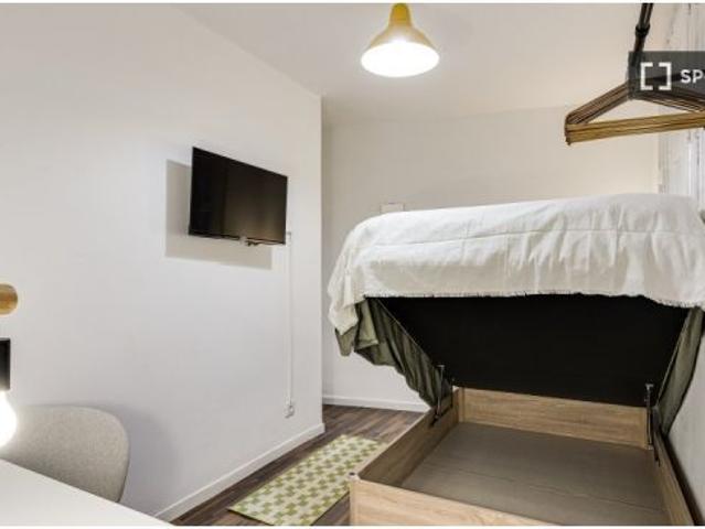 Se alquilan habitaciones en un apartamento de 4 dormitorios en Ciutat Vella