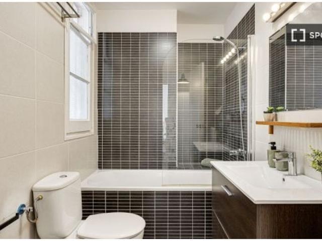 Se alquilan habitaciones en un apartamento de 4 dormitorios en Ciutat Vella
