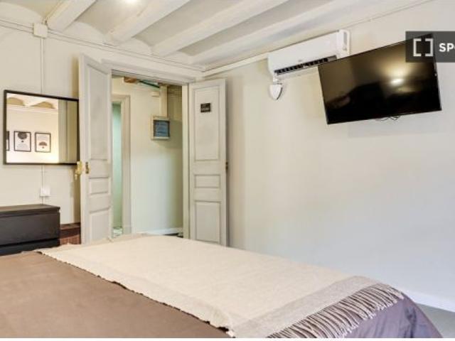 Se alquilan habitaciones en un apartamento de 4 dormitorios en Ciutat Vella