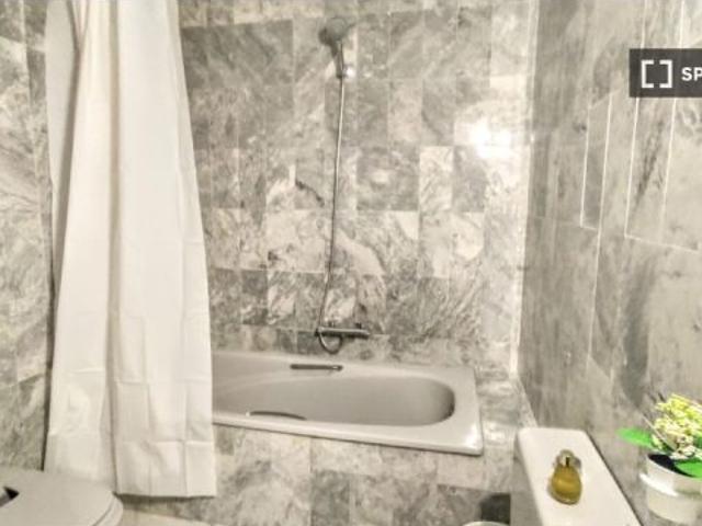 Se alquilan habitaciones en un apartamento de 4 dormitorios en Ciutat Vella