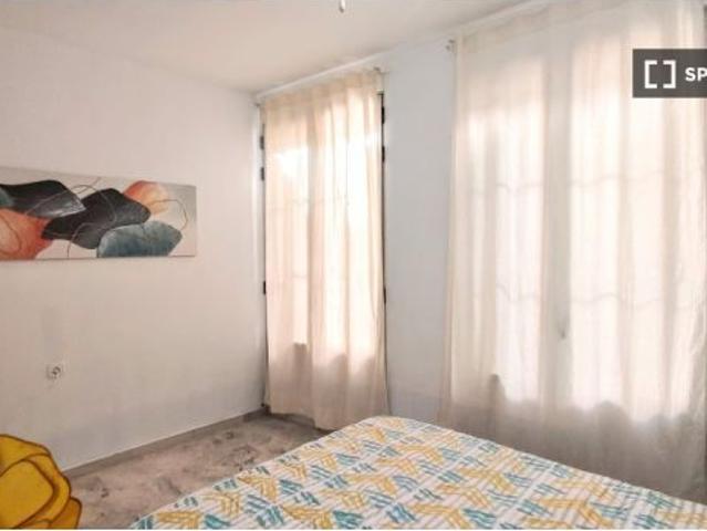 Se alquilan habitaciones en un apartamento de 4 dormitorios en Ciutat Vella