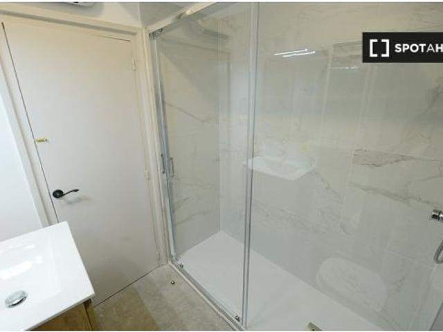 Se alquilan habitaciones en un apartamento de 4 dormitorios en Deusto, Bilbao