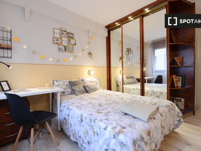 Se alquilan habitaciones en un apartamento de 4 dormitorios en Deusto, Bilbao