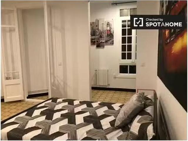 Se alquilan habitaciones en un apartamento de 5 dormitorios en.