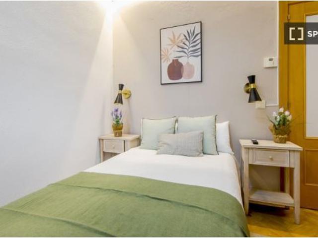 Se alquilan habitaciones en un apartamento de 5 dormitorios en Atocha
