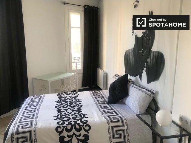 Se alquilan habitaciones en un apartamento de 5 dormitorios en Eixample Dreta