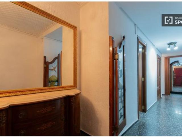 Se alquilan habitaciones en un apartamento de 5 dormitorios en L' Olivereta