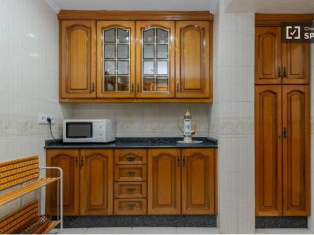 Se alquilan habitaciones en un apartamento de 5 dormitorios en L' Olivereta