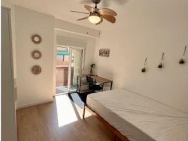Se alquilan habitaciones en un apartamento de 5 dormitorios en Quatre Carreres