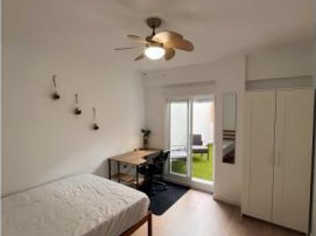 Se alquilan habitaciones en un apartamento de 5 dormitorios en Quatre Carreres