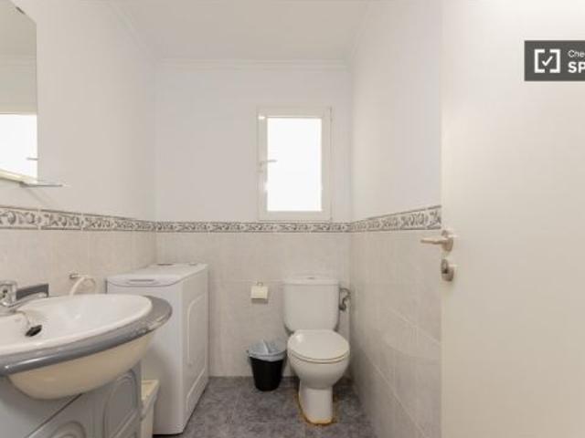 ¡Se alquilan habitaciones en un apartamento de 5 habitaciones en Valencia!