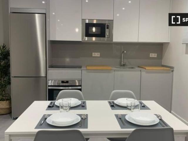 Se alquilan habitaciones para mujeres en piso de 5 habitaciones en Justicia