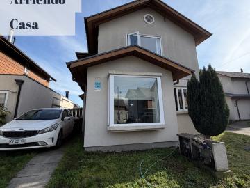 Se arrienda casa con piscina ubicada en Portal San Pedro de La Paz, dentro de condominio