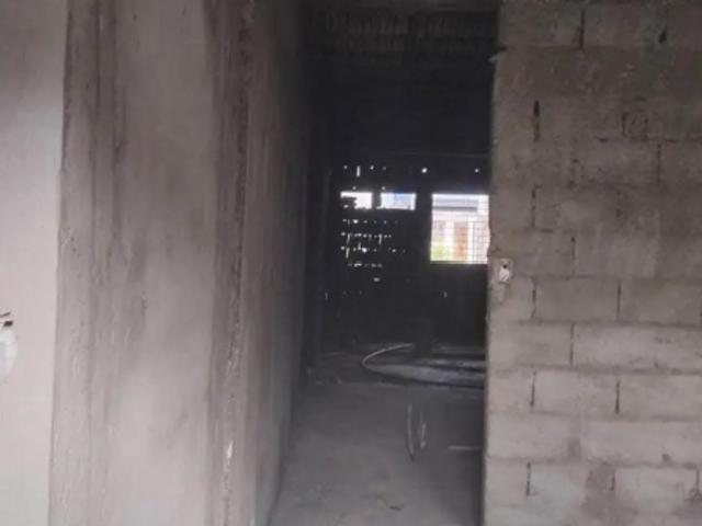 SE CASA EN OBRA GRIS