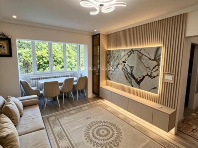 Se inchiriaza Apartament 3 camere zona ultracentralã etaj intermediar