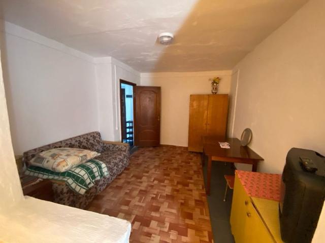 Se inchiriaza garsoniera, Central