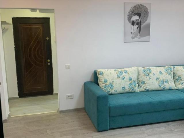 Se inchiriaza in centru apartament cu doua camere, pret 400 euro lunar