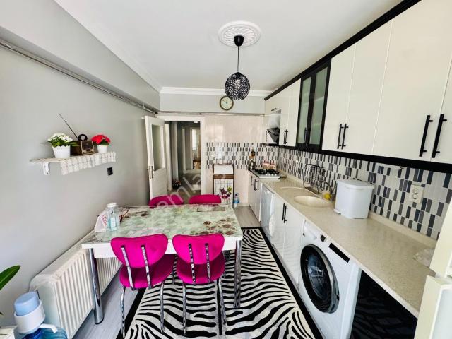 Seğmenlerde Satılık 4+1 170m2 Geniş Temiz Daire Güzel Konumda