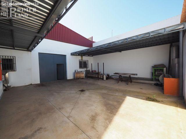 Se ofrece en venta una nave industrial ubicada en la zona de la Calle Príncipe Alfonso en Tomelloso