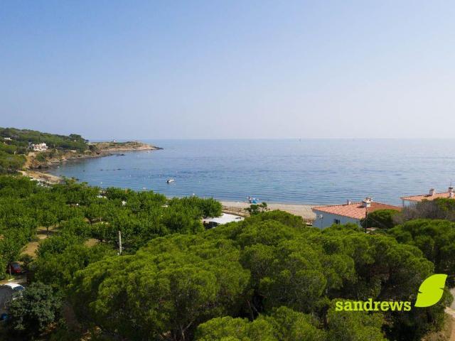 Se pone a la venta una propiedad con acceso directo a la pla. 258m² El Port de la Selva