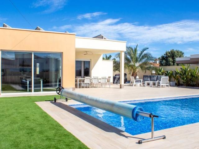 Se presenta esta vivienda unifamiliar independiente, situada. 195m² Torrevieja