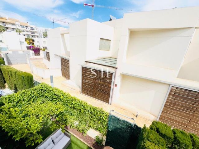 Se presenta este magnífico adosado de estilo moderno ubicado. 107m² Orihuela Costa