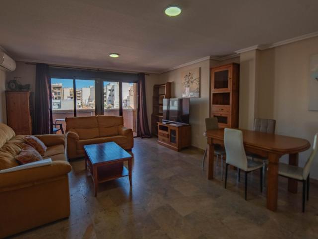 Se presenta este amplio y luminoso piso en tercera planta co. 113m² Torrevieja