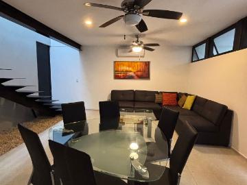 SE RENTA TOWNHOUSE AMUEBLADO Y EQUIPADO DE 2 HAB. CON PANELES SOLARES COL. MAYA