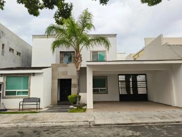 SE RENTA AMPLIA CASA EN QUINTA REAL SIN AMUEBLAR CON PANELES SOLARES