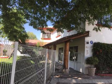 SE RENTA CASA MUY ESPACIOSA Y COMODA EN COLINAS DEL BOSQUE