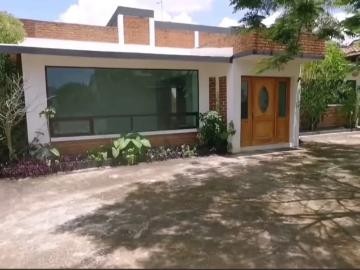 SE RENTA CASA EN FRACCIONAMIENTO PRIVADO TRES PASOS