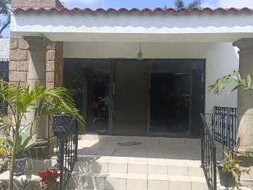 SE RENTA CASA SOLA 1 NIVEL, CON ALBERCA FRACCIONAMIENTO LAS FINCAS, JIUTEPEC