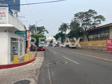 Se renta local de 200 M2 en esquina con excelente ubicación sobre la 5ta av. Norte