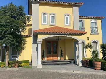 Se Renta residencia en privada 3 recamaras con vigilancia en Metepec