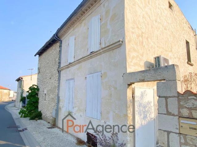 Maison avec hangar Proche centre Semussac