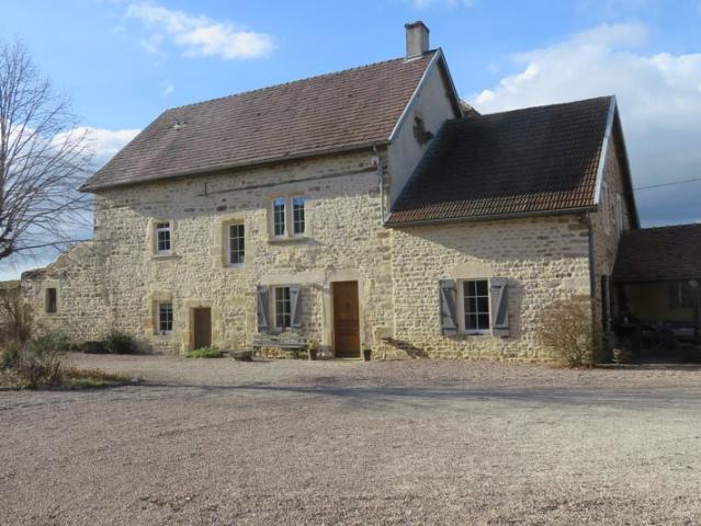 Semur 20 min: maison rénovée 239 m² + gîte 110 m², dépendan. 239m² Semur en Auxois