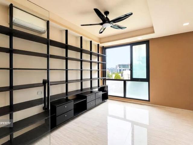 Sembawang Springs Estate D27, Semi