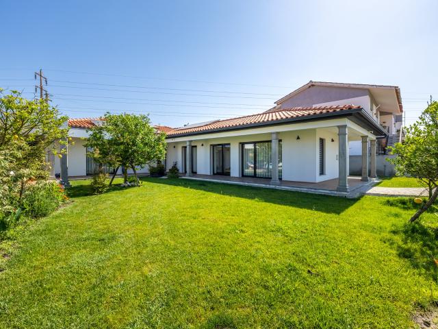 Semi nova casa térrea com alta eficiência energética, a apen. 250m² Vieira De Leiria