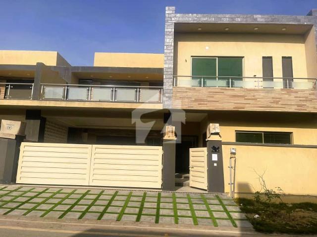 Semi Corner 300 Sq Yards Brigadier House