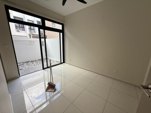 Semi D Factory at Kempas Utama For Rent