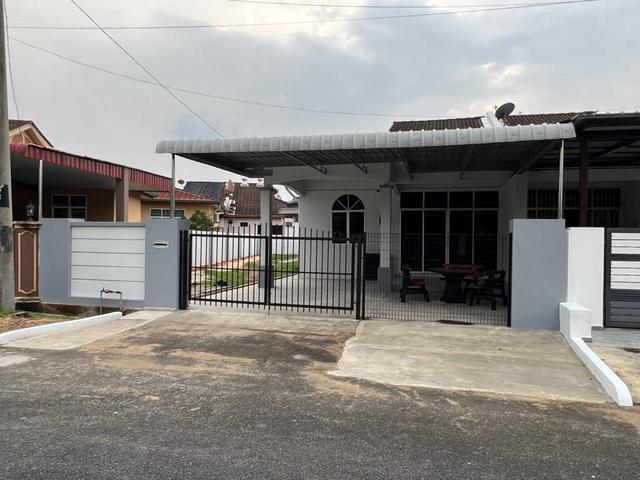 SEMI D HOUSE SPACIOUSPRIME LOCATIONPrice NEGOTIABLEHOT SELLING