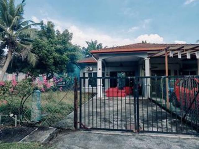 Semi D house with spacious land at side and back at Taman Meru Impian