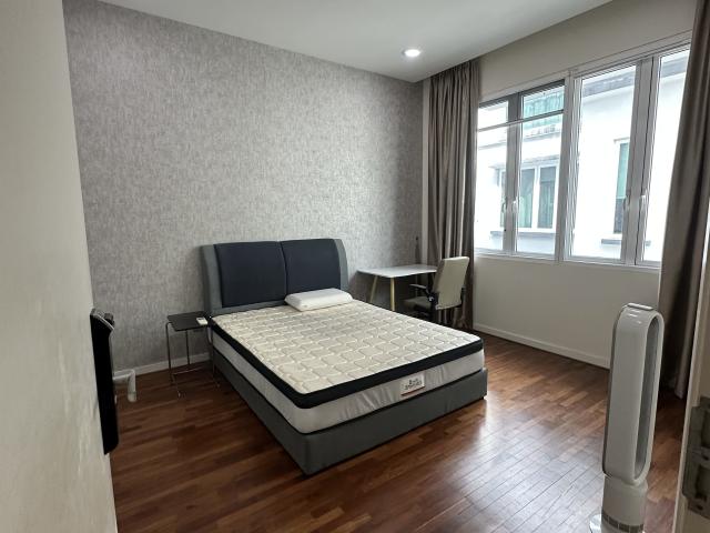 Semi D Room mahkota sg long