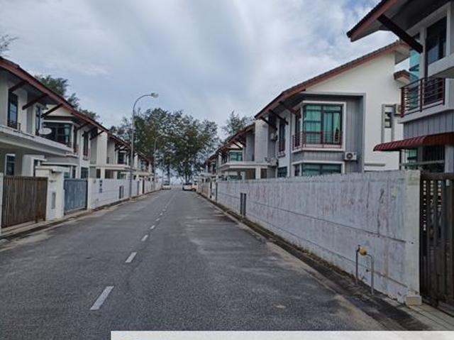 Semi Detached Berhampiran Laut