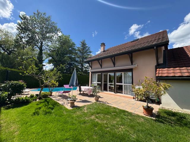 Semi detached house joined by garages with 5 rooms on sale in Au calme 180 m² | dreamo. Ch